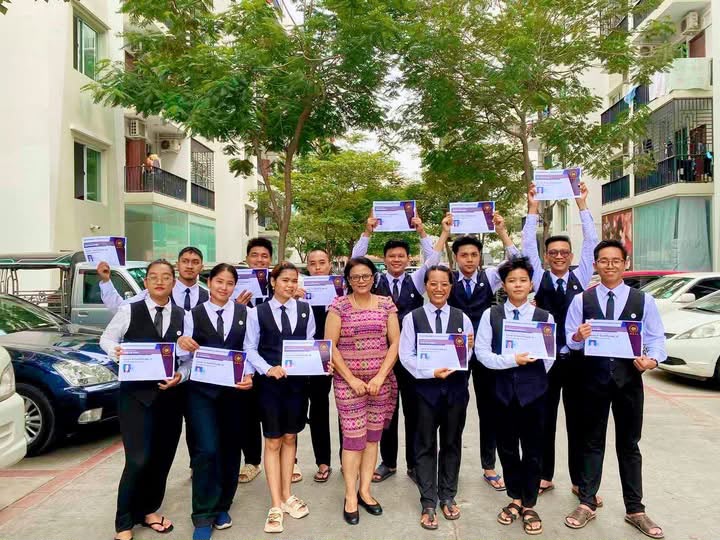 သင်တန်းဆင်းလက်မှတ်များ ကိုင်ဆောင်ထားသော HMTC သင်တန်းသားများ