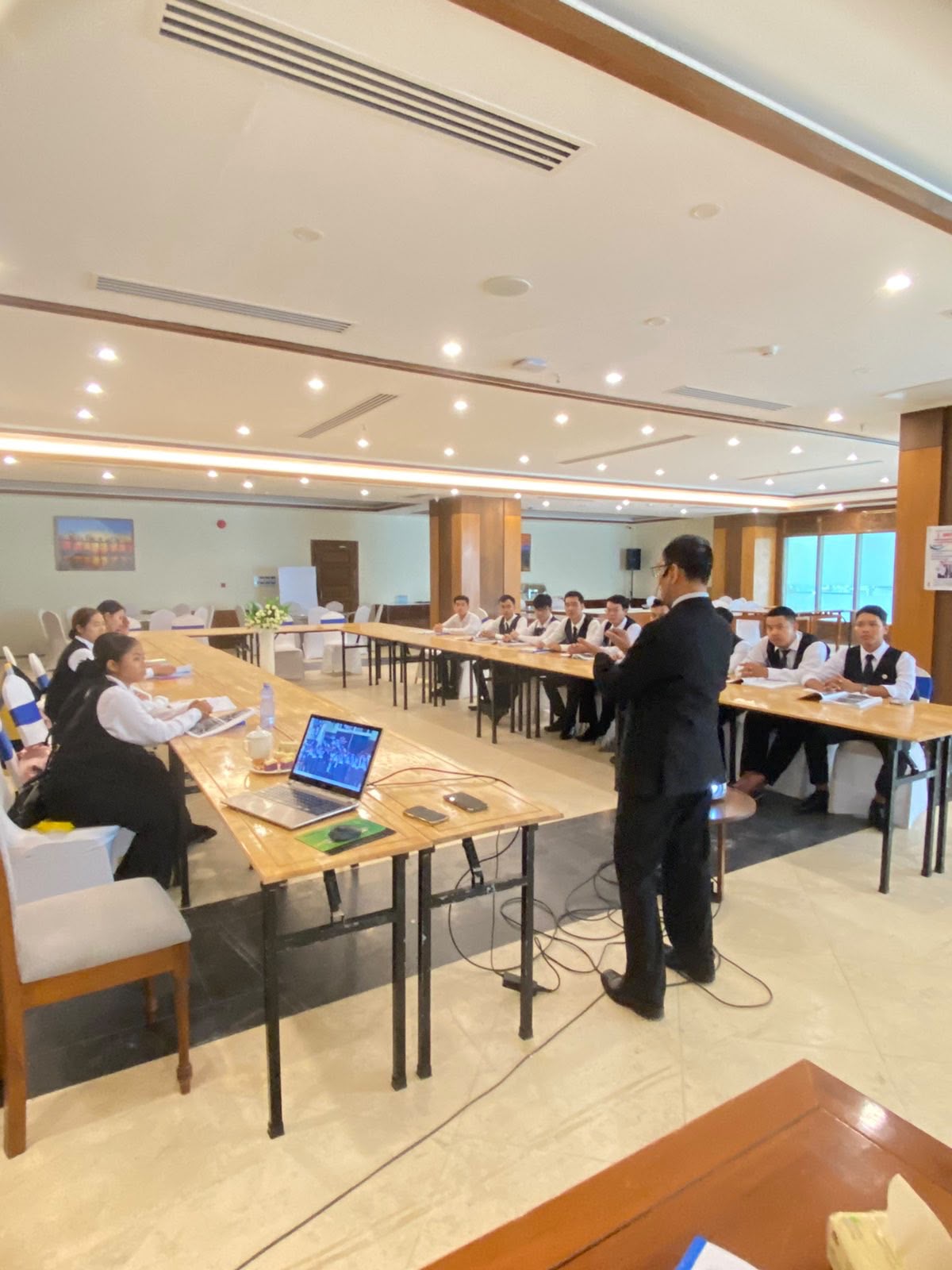 ဟိုတယ်တွင် လက်တွေ့သင်တန်း တက်ရောက်နေသော HMTC သင်တန်းသားများ