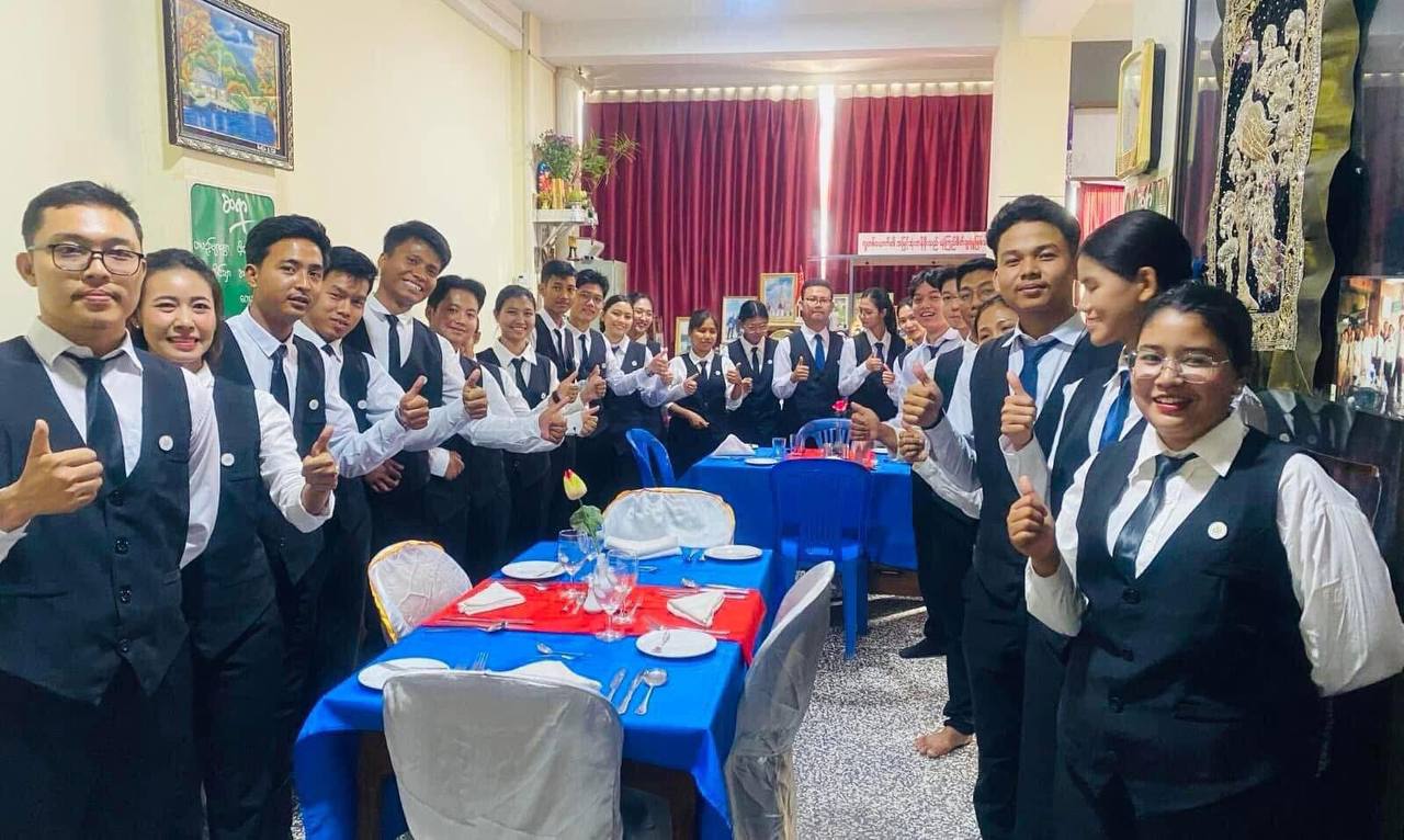HMTC သင်တန်းသားများ စားပွဲဝိုင်းတွင် အတူတကွ လက်တွေ့လေ့ကျင့်နေကြပုံ