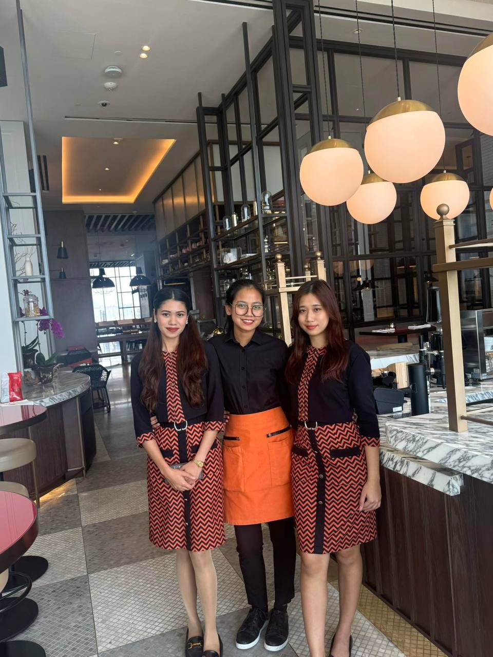 ဟိုတယ်ဝန်ဆောင်မှုလုပ်ငန်းခွင်မှ အဖွဲ့ဝင်များ