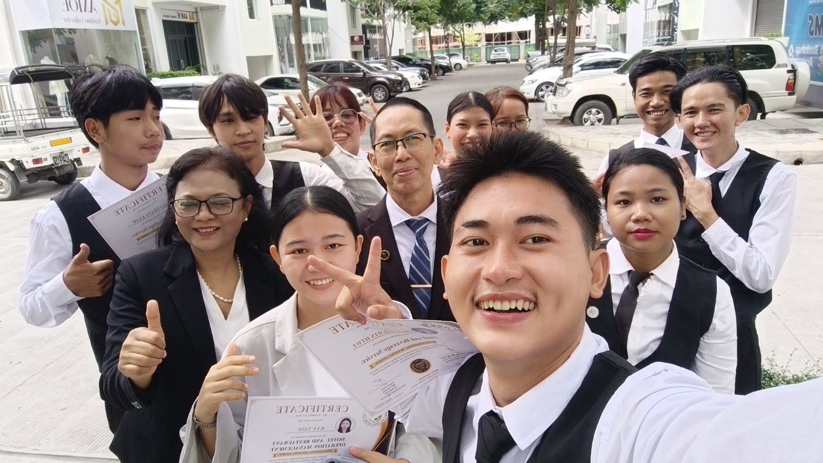 ပျော်ရွှင်စွာ အမှတ်တရဓာတ်ပုံရိုက်နေသော HMTC သင်တန်းသားများ